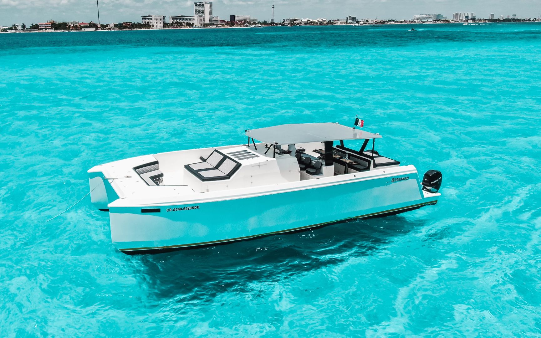 Tour a Privado a Isla Mujeres en Catamarán Atomic